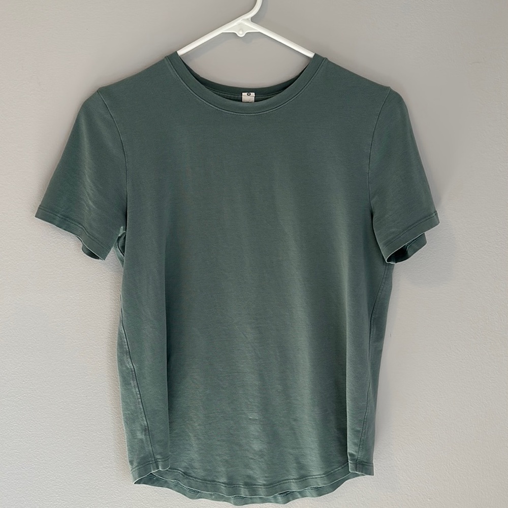 lululemon t-shirt